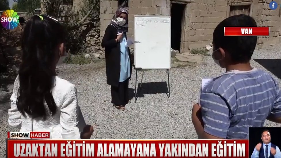 Škola od vrata do vrata - učiteljica posećuje decu koja nemaju internet 1 Turkish teacher during lockdown
