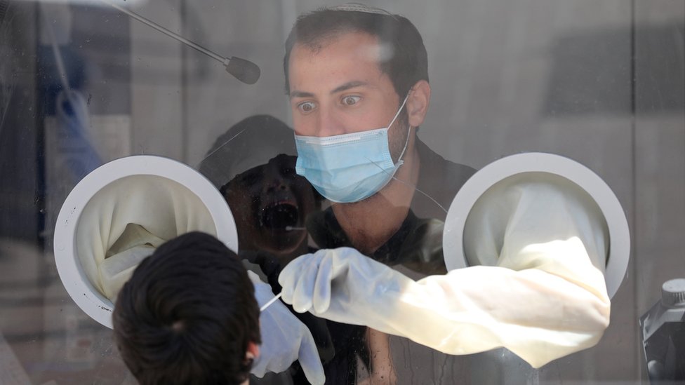Korona virus: Nema novih smrtnih slučajeva u Srbiji, uvodi se nadzor nad povratnicima iz inostranstva 1 Medical team of Maccabi Health Services takes swab samples at a test station in Modi"in near Jerusalem, Israel, 13 September 2020
