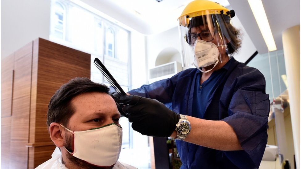Korona virus: Popuštanje mera u Srbiji, u Britaniji kazne za one koji krše karantin 2 Frizerski salon u Milanu