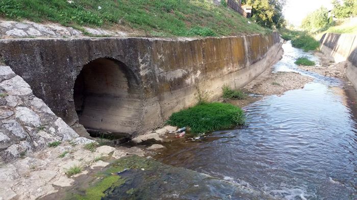Nesnosan smrad iz Ateničke reke ugrožava život meštana 1 kolektor