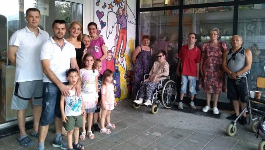trstenik mr andrej cikalo sa clanovima centra osi foto priv.arhiva f
