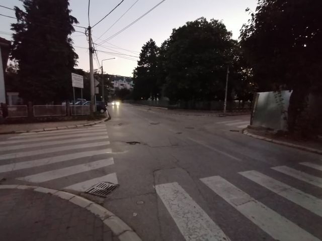 Gradilište u blizini škole, raskrsnica nebezbedna 3 zgrada3