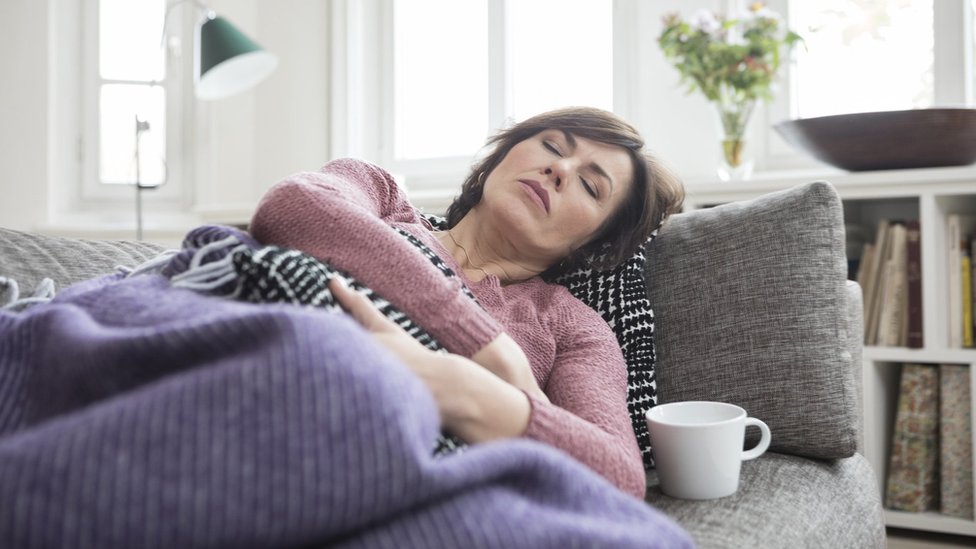 Korona virus: Zašto se neki ljudi ne oporavljaju od Kovida-19 1 Woman with fatigue