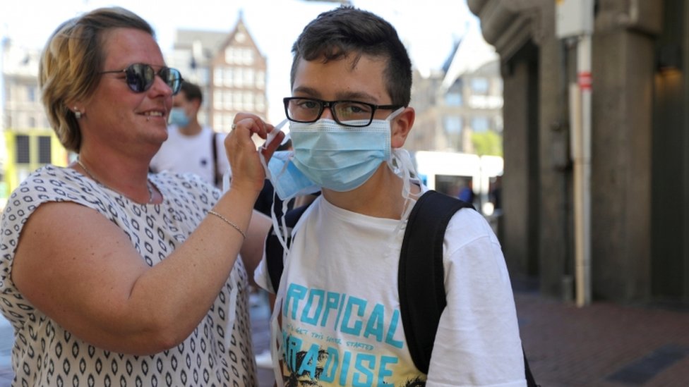 Korona virus: U Srbiji raste broj slučajeva u više gradova, Pariz zatvara barove 1 Residents in the Netherland's three largest cities will be told to wear masks in shops from Tuesday