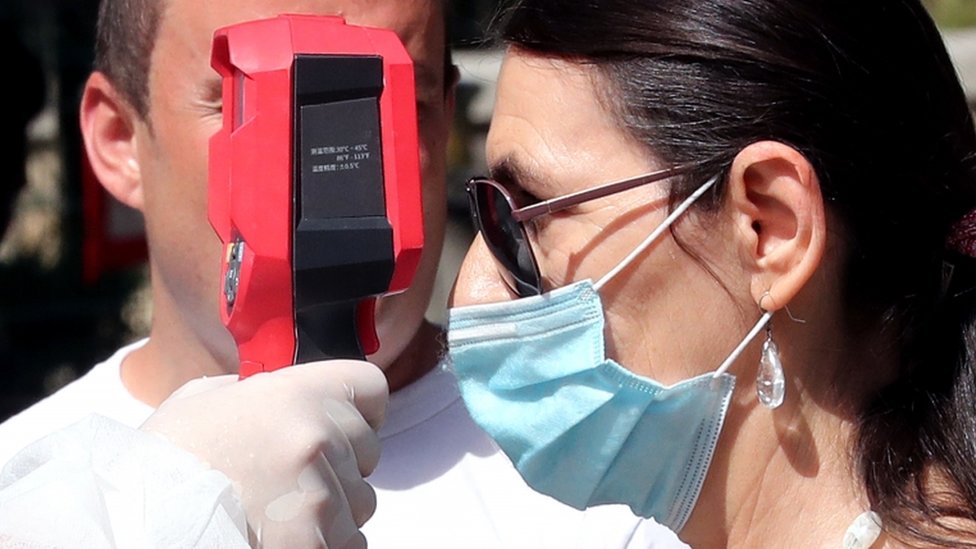 Korona virus: U Srbiji još dva smrtna slučaja, stručnjaci tvrde - stvaranje „imuniteta krda" je nemoralan pristup 1 A woman's temperature is tested at a hospital in Sarajevo, Bosnia and Herzegovina, 31 August 2020