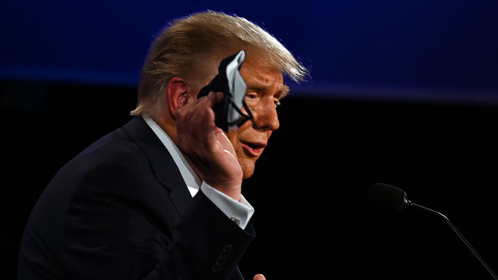 Tramp i korona virus: Kako će uticati na predsedničke izbore u Americi 1 Trump holding mask