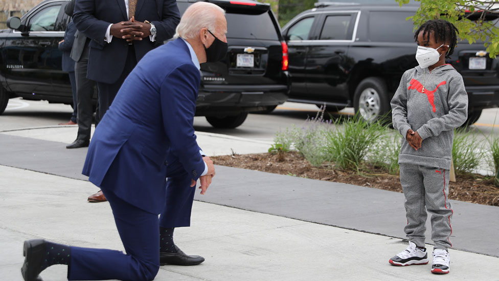 Tramp i korona virus: Kako će uticati na predsedničke izbore u Americi 2 A masked Joe Biden meeting a boy on the campaign trail