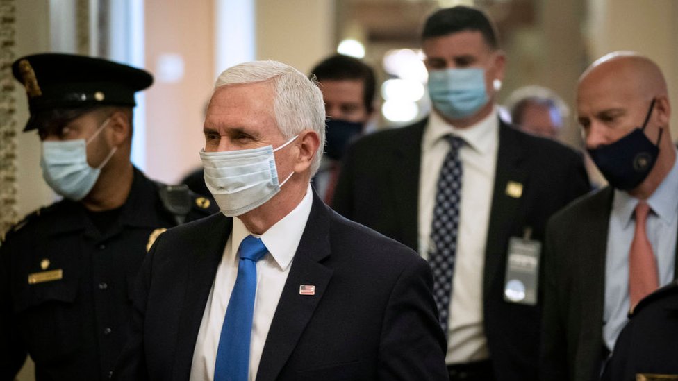 Korona virus, predsednik i Amerika: Šta će se desiti ako Tramp ne može da obavlja predsedničke dužnosti zbog Kovida-19 4 Pence wears mask