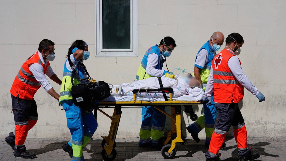 Korona virus: U Srbiji od danas dostupan lek remdesivir, Kina testira ceo grad od devet miliona stanovnika 1 Health workers push a stretcher with a patient in the emergency unit at 12 de Octubre hospital amid the coronavirus disease (COVID-19) pandemic, in Madrid, Spain, September 2, 2020