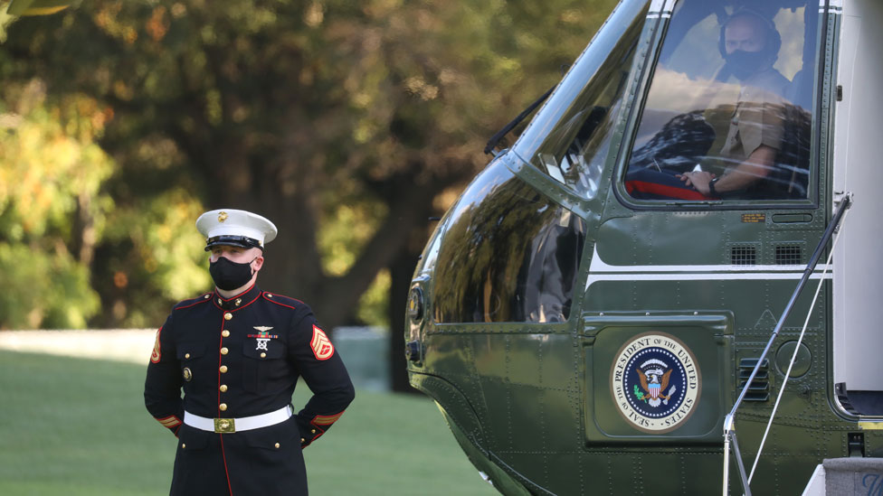 Korona virus: Donald Tramp proveo prvu noć u bolnici, oseća se dobro, kampanja pod znakom pitanja 2 Marine One helicopter on White House lawn