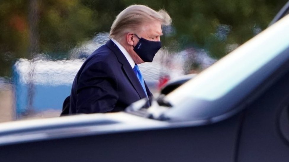Korona virus: Donald Tramp kaže da je dobro posle druge noći u bolnici, sledeći dani „pravi test" 3 Donald Trump arrives at Walter Reed National Military Medical Center