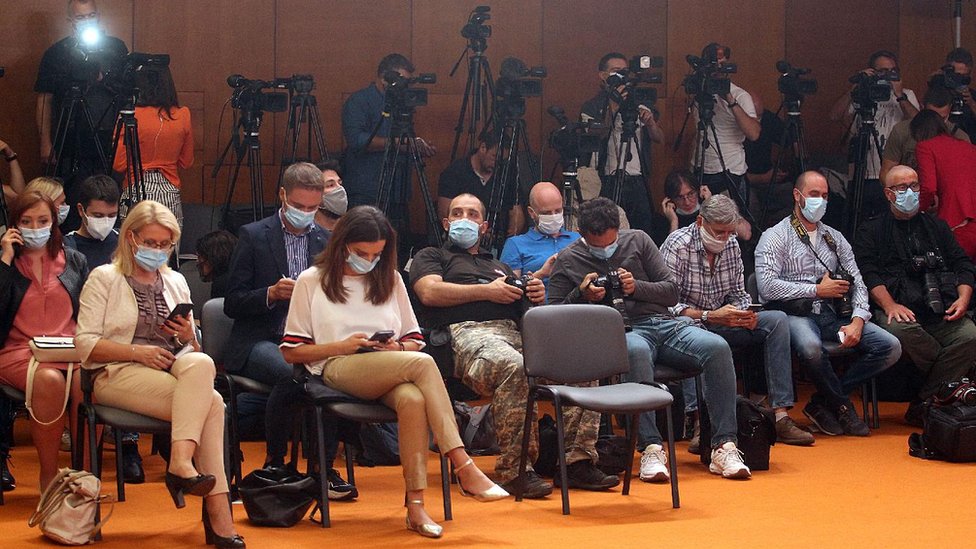 Korona virus: U Srbiji od danas dostupan lek remdesivir, Kina testira ceo grad od devet miliona stanovnika 3 korona, maska, maske, novinari