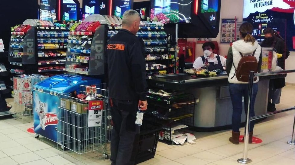 Korona virus: U Srbiji još dva smrtna slučaja, stručnjaci tvrde - stvaranje „imuniteta krda" je nemoralan pristup 2 redovi u prodavnici