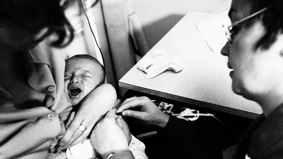 Korona virus, nauka, BCG : Može li vakcina iz 1921. godine da spasi živote od Kovida-19 2 Baby being given a BCG jab