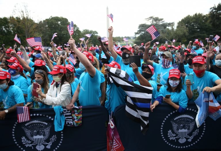Korona virus i predsednički izbori u Americi: Tramp više ne predstavlja rizik za prenošenje virusa 3 Supporters of U.S. President Donald Trump attend the president's campaign rally on the South Lawn of the White House calling it a "peaceful protest" in Washington, U.S., October 10, 2020