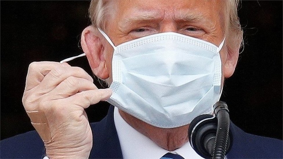 Korona virus i predsednički izbori u Americi: Tramp više ne predstavlja rizik za prenošenje virusa 1 Donald Trump starts to take off his mask as he prepares to address supporters at the White House