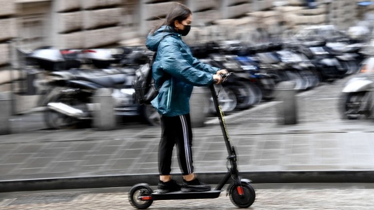 Korona virus: Stručnjaci u Srbiji upozoravaju na kršenje mera, Svetska banka daje 12 milijardi dolara zemljama u razvoju 1 Woman wears a mask in Naples, Italy, on 7 October 2020