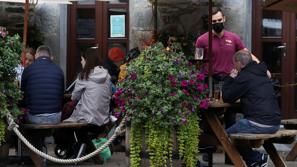 Korona virus: Očekuje se i više od hiljadu zaraženih dnevno u Srbiji, Kina testira ceo grad 5 People drinking outside a pub