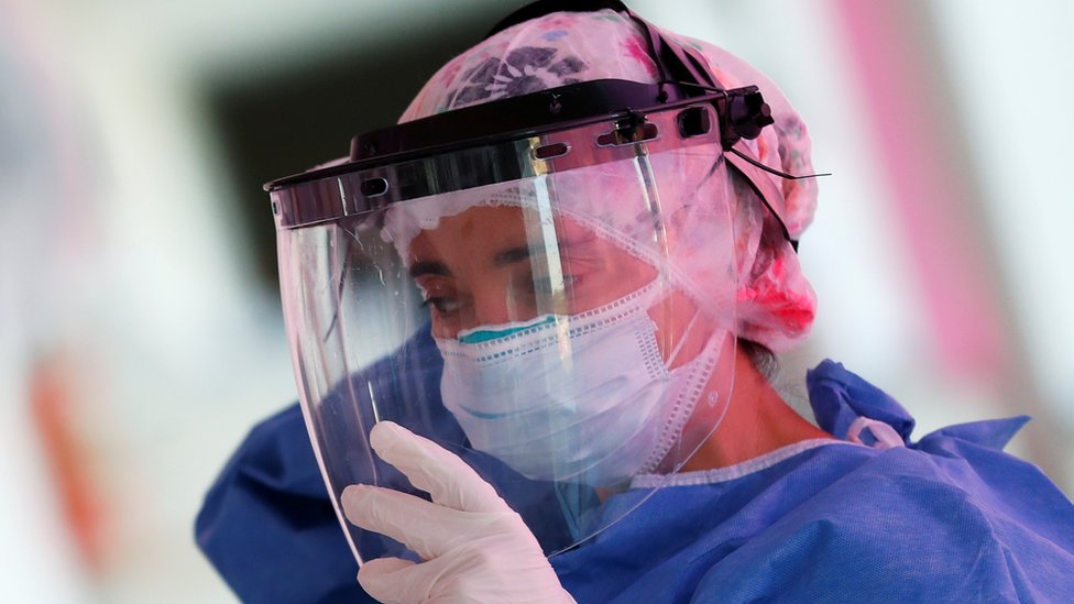 Korona virus: Rekordan broj zaraženih u Srbiji, preminuo dobrovoljac u testiranju oksfordske vakcine 2 A health official works in an intensive care unit in a hospital in Buenos Aires, Argentina. Photo: 16 October 2020