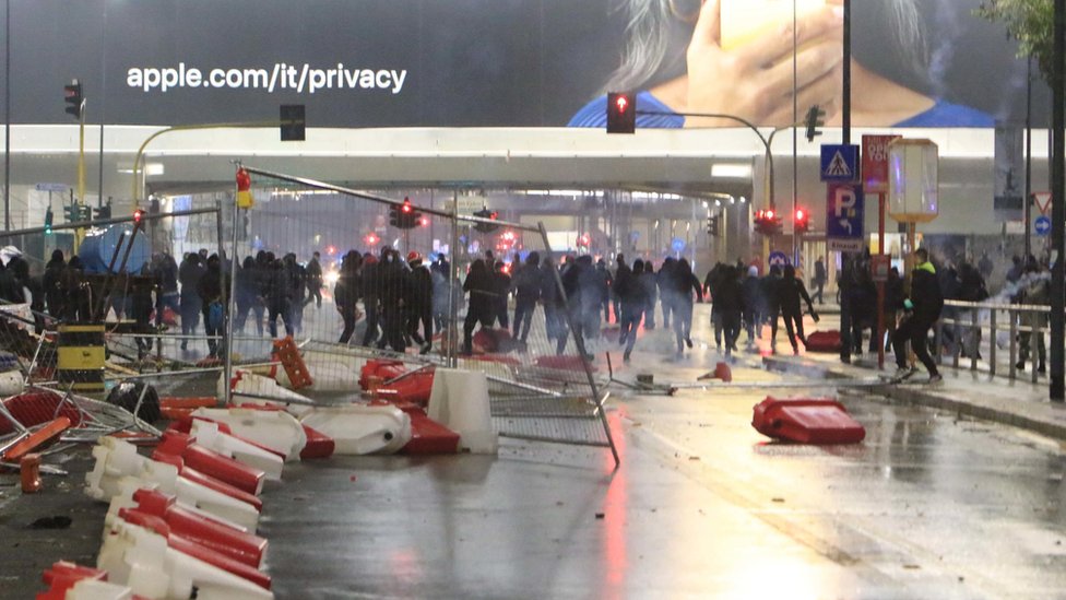 Korona virus: U Srbiji više od 1.300 novozaraženih, za sada bez novih mera, dok Nemačka uvodi policijski čas 2 Protesters in Milan