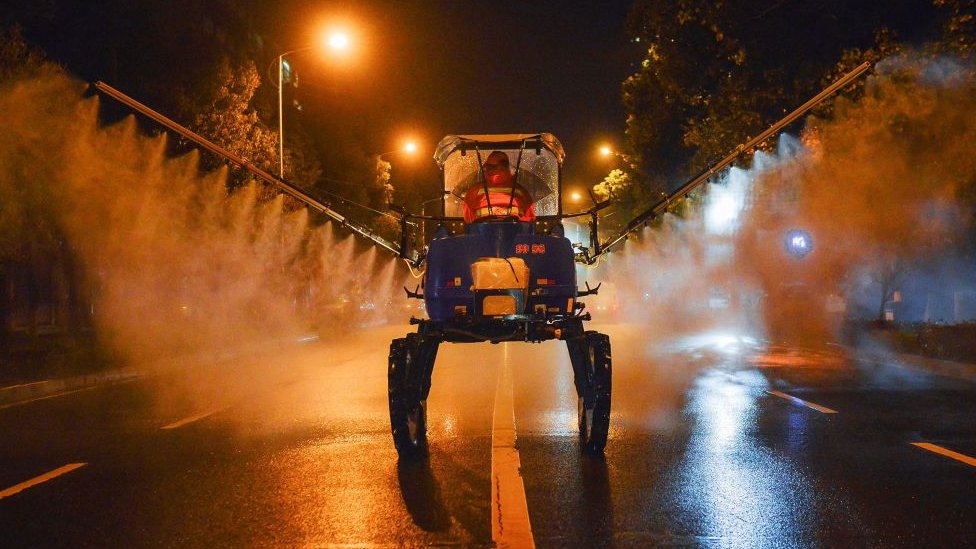 Korona virus: Šta znači „spljoštiti krivu“ širenja i zašto je to ključno 4 Insecticide being sprayed on a Japanese street