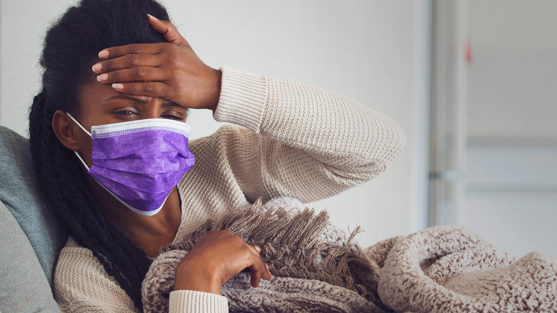 Korona virus: Koliko traje oporavak od Kovida-19 2 žena sa maskom
