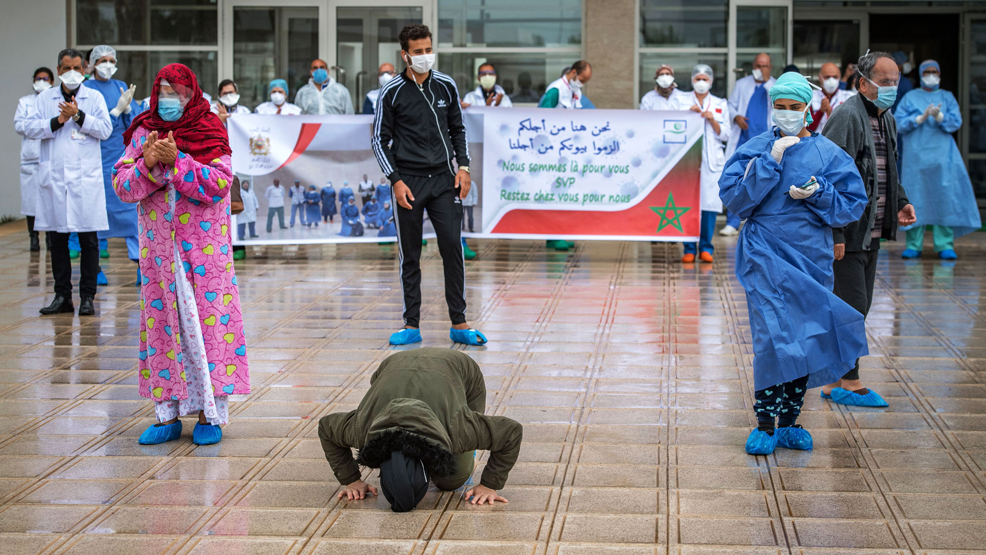 Pacijent ljubi zemlju kada je izašao iz bolnice u Maroku