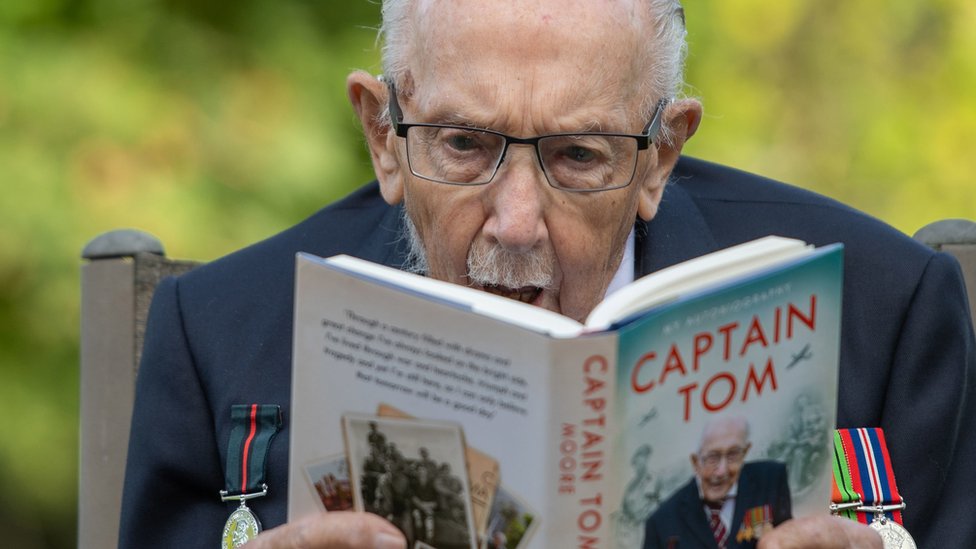 Korona virus: Kapetan Tom Mur pokreće akciju da pomogne usamljenima u karantinu 2 Captain Sir Tom Moore released an autobiography this summer