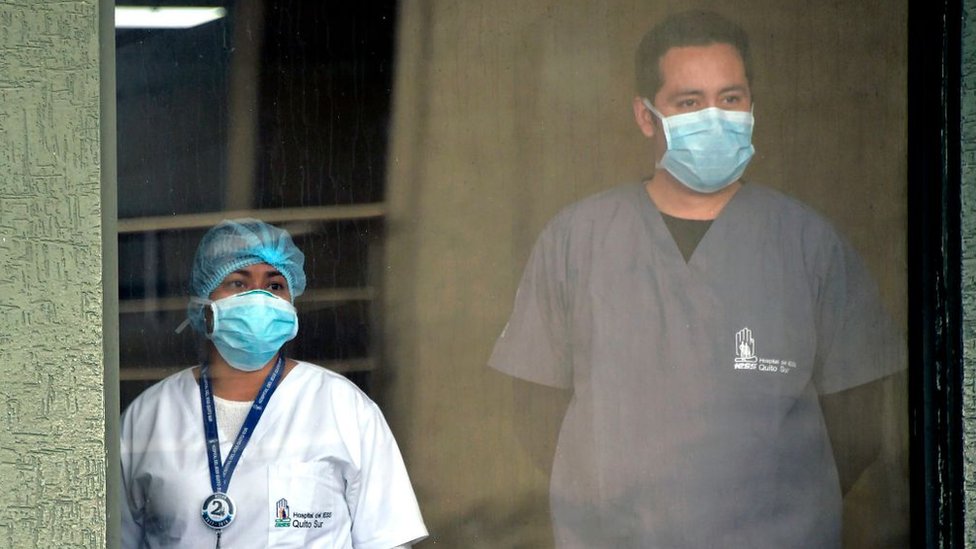 Korona virus nije pandemija već sindemija, kažu naučnici - šta to znači 5 Hospital workers in Ecuador