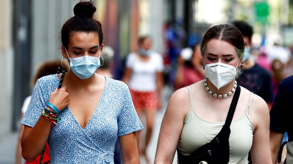 Korona virus: Lekari u Srbiji upozoravaju na rast broja zaraženih - u Francuskoj najviše preminulih od aprila 4 People wear protective masks in the streets of Madrid, Spain, 28 July 2020