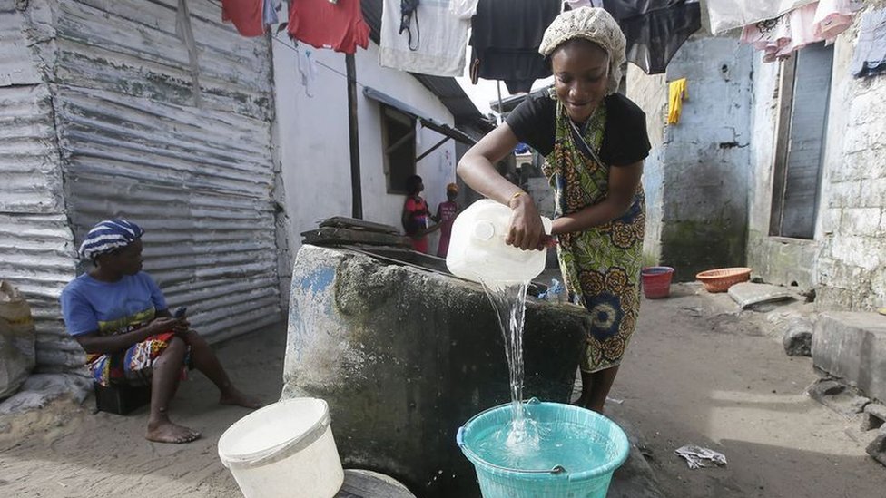 Korona virus nije pandemija već sindemija, kažu naučnici - šta to znači 4 A woman prepares to wash clothes in a South African slum