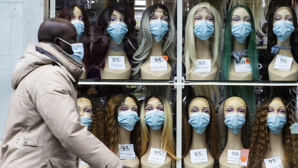 Korona virus: Pandemije je jeftinije sprečiti nego lečiti, naučnici kažu da jedemo manje mesa 1 Masks on sale in a shop window, France