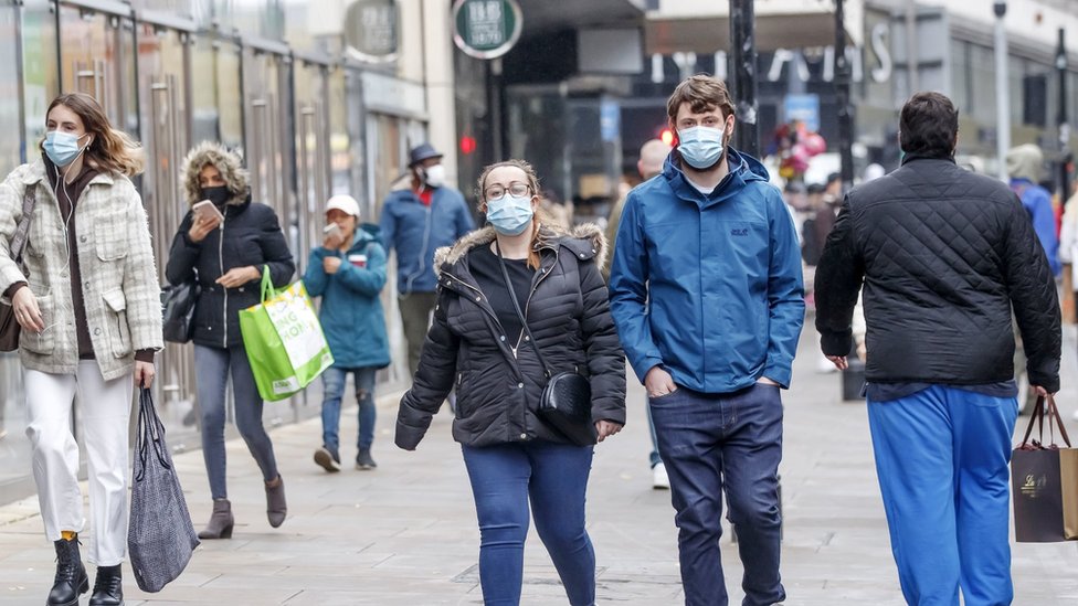 Korona virus: U Srbiji hospitalizovano skoro 1200 ljudi, direktor Svetske zdravstvene organizacije u karantinu 2 People wear face coverings in Manchester City Centre
