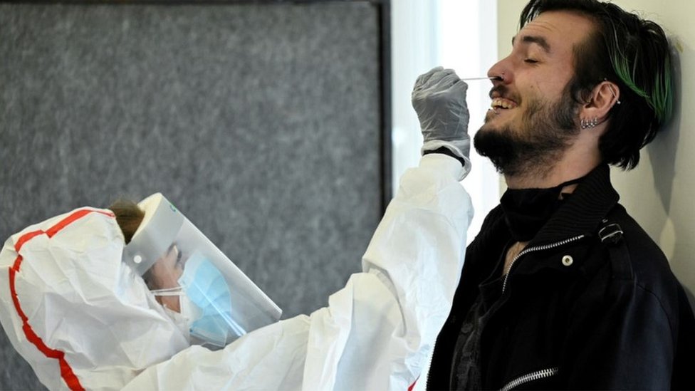 Korona virus: U Srbiji 2.412 zaraženih, preminulo još šest ljudi, sve više umrlih i zaraženih u Evropi 2 Swab test in Nizna, Slovakia, 23 Oct 20
