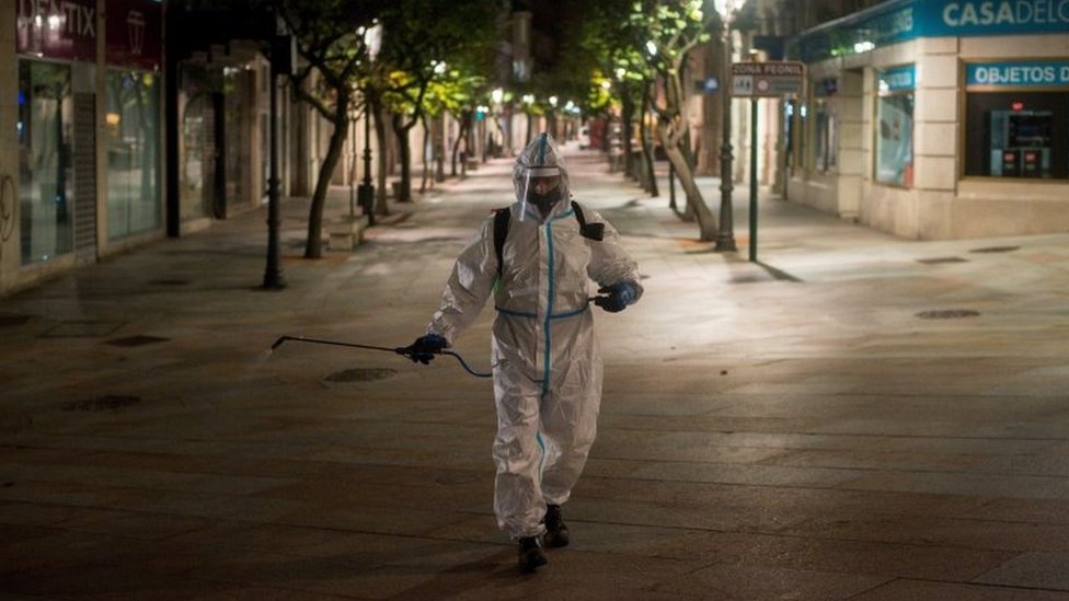 Korona virus: U Srbiji hospitalizovano skoro 1200 ljudi, direktor Svetske zdravstvene organizacije u karantinu 1 A local cleaner disinfects parts of Barcelona