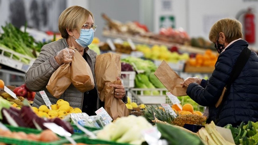 Korona virus: U Srbiji još 11 preminulih, Mađarska se zatvara, da li smo na pragu prve vakcine 1 Fruit and veg market in Varazze, northern Italy, 5 Nov 20