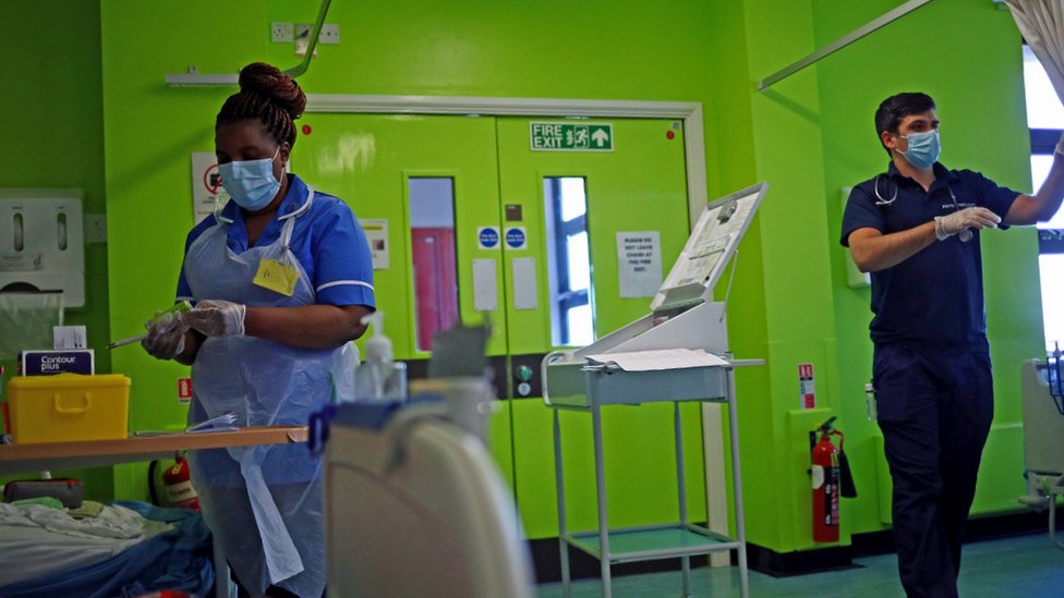 Korona virus: U Srbiji više od 2.100 novih slučajeva, kraljica prvi put s maskom u javnosti 6 NHS staff in ward