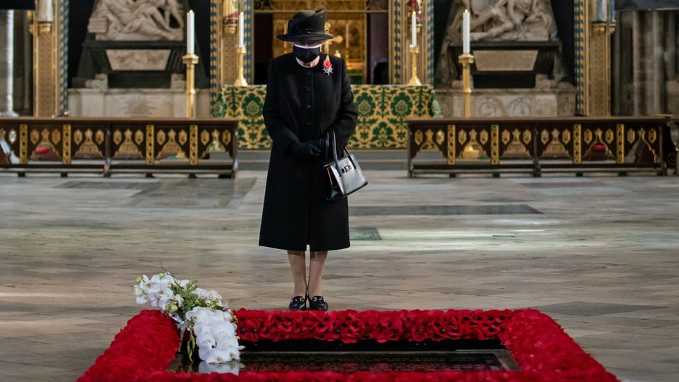 Korona virus: U Srbiji više od 2.100 novih slučajeva, kraljica prvi put s maskom u javnosti 1 The Queen, at a private ceremony to mark the burial of the Unknown Warrior