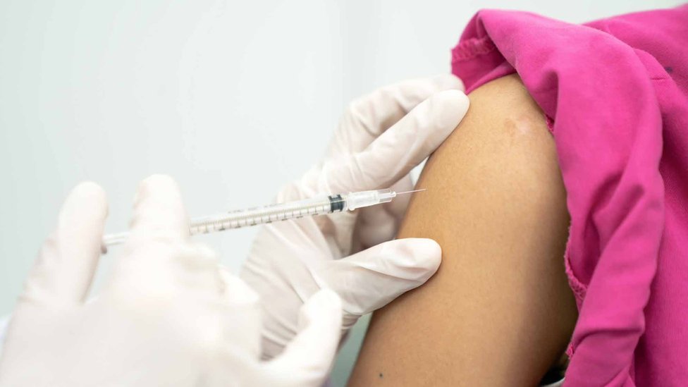 Korona virus i vakcinacija: Šta znamo o prvoj vakcini, kako deluje i koliko je efikasna 1 vaccine arm