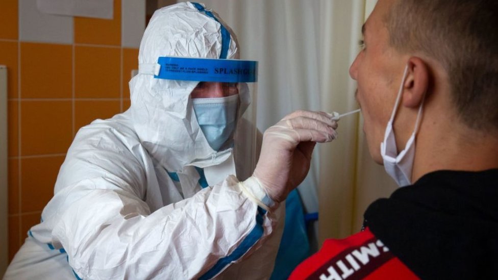 Korona virus: Bolnice u Srbiji sve punije, Brazil zaustavio testiranje kineske vakcine 1 Covid testing in Pecs, Hungary, May 2020 file pic