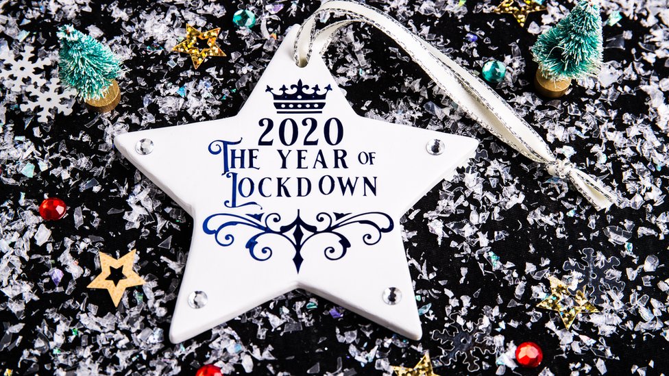 Korona virus i jezik: Kolinsov rečnik proglasio „lokdaun" - potpuno zatvaranje - za reč godine 1 A Christmas decoration saying "2020 The Year of Lockdown"