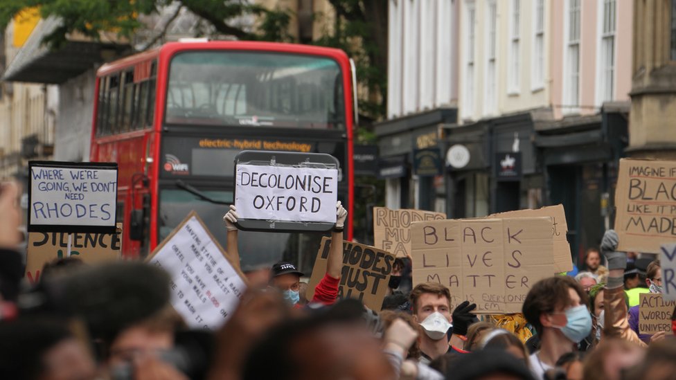 Korona virus i jezik: Kolinsov rečnik proglasio „lokdaun" - potpuno zatvaranje - za reč godine 3 A Black Lives Matter protest in Oxford