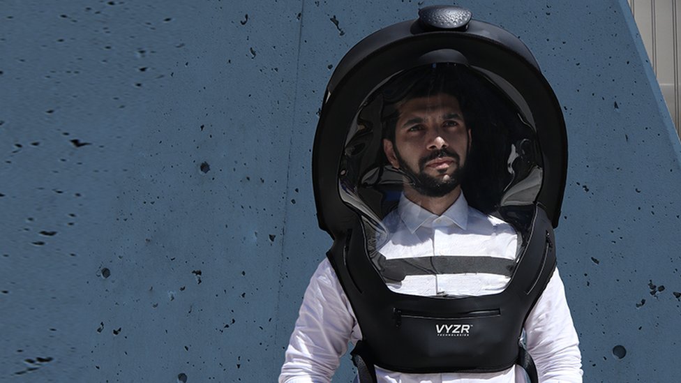 Korona virus: Kako izgleda specijalna kaciga za zaštitu od Kovida-19 1 Yezin Al-Qaysi wearing his helmet