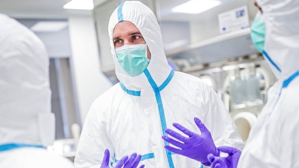 Korona virus: Od večeras nove mere u Srbiji, vakcine dostupne od 2021, kaže SZO 1 Medical staff in protective suit