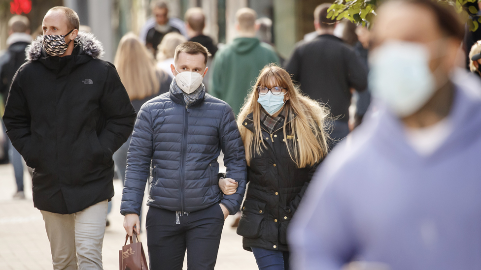 Korona virus: Krizni štab u Srbiji razmatra još strože mere, Francuska polako ukida ograničenja 4 People shopping in Leeds city centre, 4 November