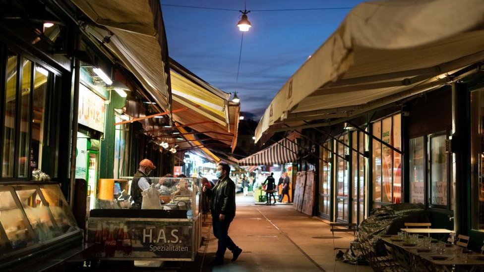 Korona virus: Prve doze vakcina u Srbiji do Nove godine, najavljuje RFZO - test za individualnu upotrebu odobren u SAD 7 Market stalls are pictured at the Naschmarkt in Vienna, 2 November 2020
