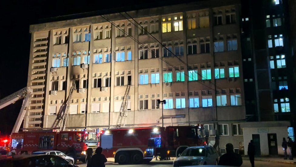 Korona virus: U požaru u rumunskoj kovid bonici stradalo 10 pacijenata 1 The emergency services at the scene of a hospital fire where the intensive care unit was burned in Piatra Neamt, Romania, 14 November 2020