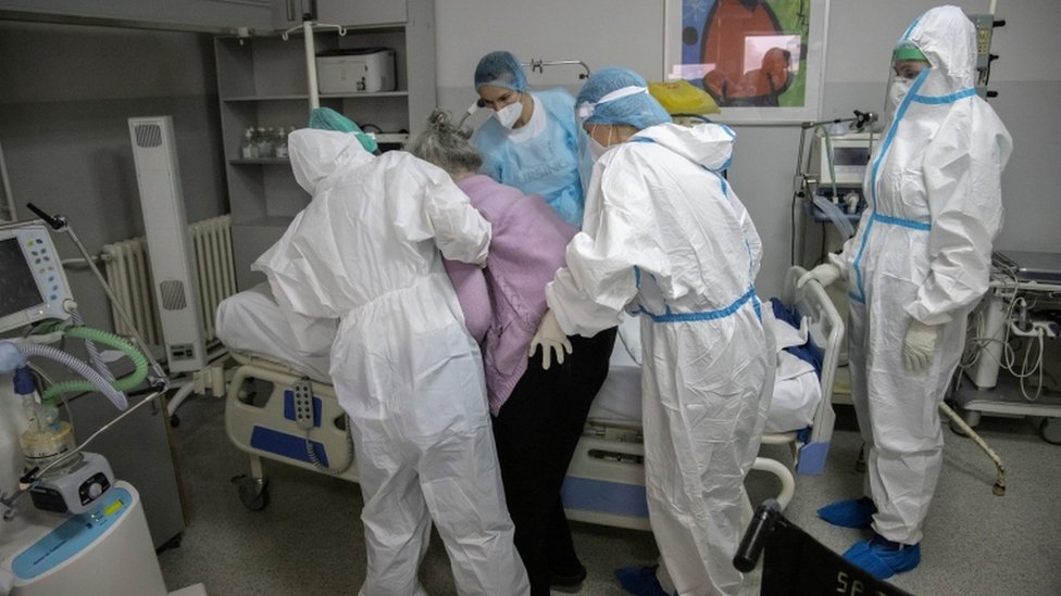 Korona virus: U Srbiji preminulo još 55 ljudi, Moderna traži odobrenje vakcine 2 Medical workers treat a patient suffering from the coronavirus disease (COVID-19) at Clinical Hospital Center Zemun in Belgrade, Serbia,