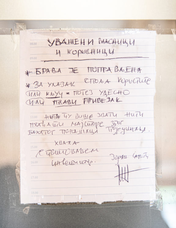 Poruka na vratima vile Pahulja foto Stevan Dojcinovic KRIK 576x746 1