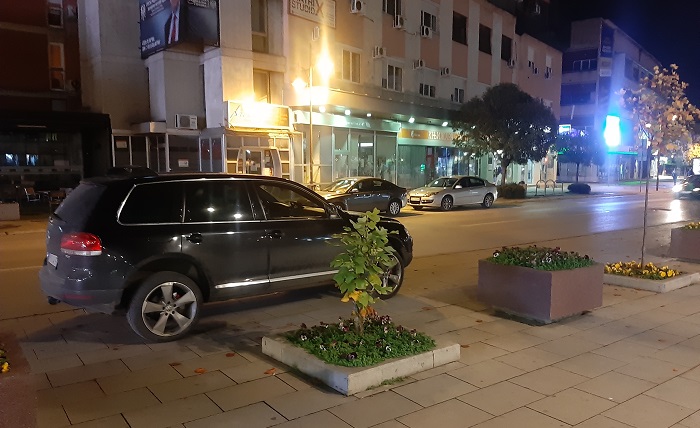 Parkiranje na trgu, policija toleriše bahato parkiranje 2 dzip